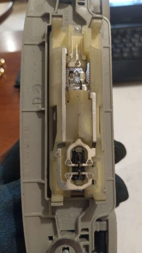 A1648100151 Ручка потолочная задняя левая  Mercedes-Benz M W164 2005г. | Фото № 4  A1648100151 Ручка потолочная задняя левая  Mercedes-Benz M W164 2005г. - Фото 4