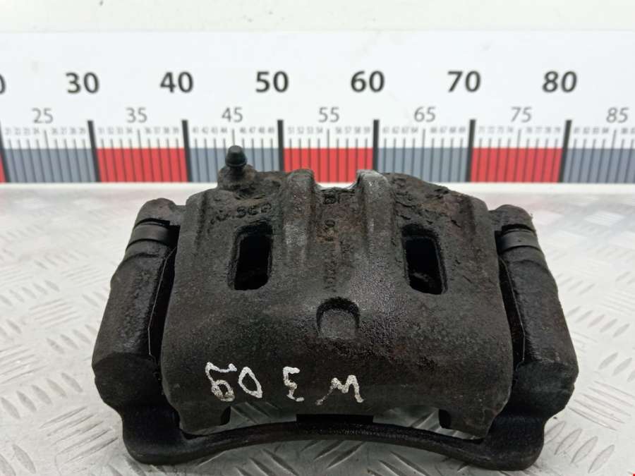 Суппорт передний правый Kia Sorento 1 (BL) (2002-2011) Внедорожник 5дв. 2004г. | Фото № 4 Суппорт передний правый Kia Sorento 1 (BL) (2002-2011) Внедорожник 5дв. 2004г. - Фото 4