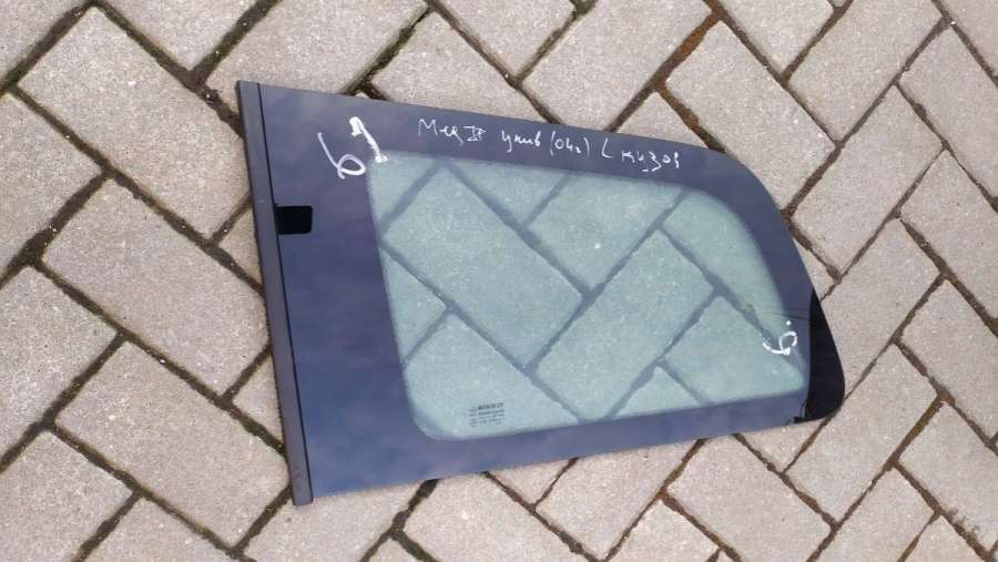 Стекло кузовное боковое левое  Renault Megane 2 2004г. | Фото № 1   Стекло кузовное боковое левое  Renault Megane 2 2004г. - Фото 1