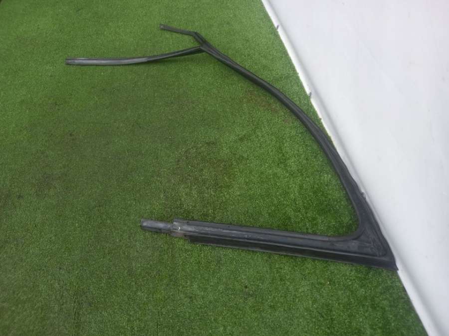 Уплотнитель двери передний правый Volkswagen Polo V 2018г. | Фото № 4 Уплотнитель двери передний правый Volkswagen Polo V 2018г. - Фото 4