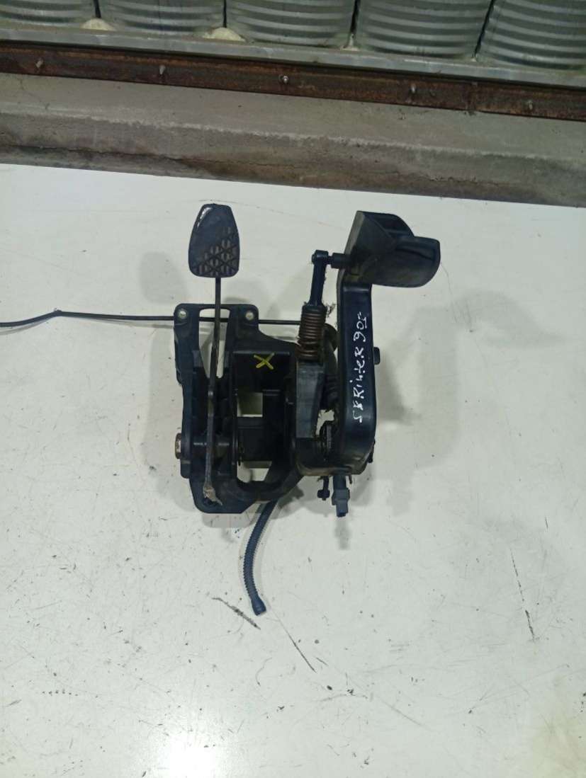 Педальный узел Mercedes Sprinter W901-905 2000г. | Фото № 1 Педальный узел Mercedes Sprinter W901-905 2000г. - Фото 1