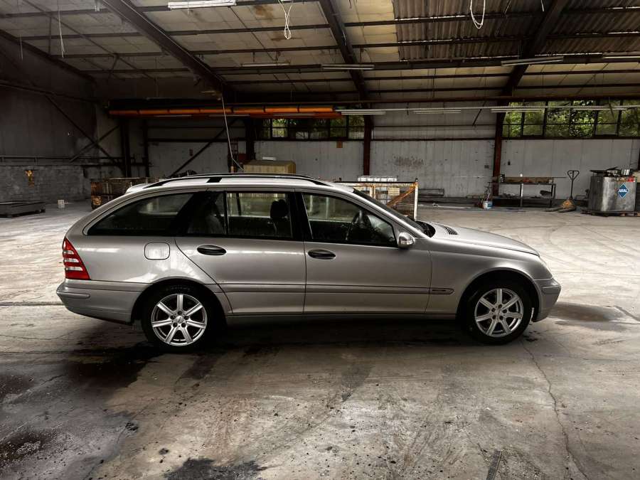 Петля крышки (двери) багажника Mercedes C-Class (W203) (2000-2008) Универсал 2003г. | Фото № 13 Петля крышки (двери) багажника Mercedes C-Class (W203) (2000-2008) Универсал 2003г. - Фото 13