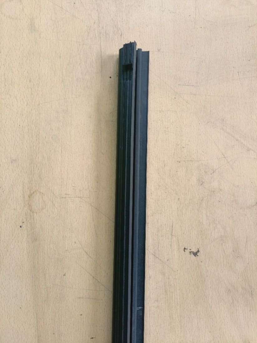 Молдинг стекла двери передней правой внутренний Chrysler Grand Voyager 4 2004г. | Фото № 4 Молдинг стекла двери передней правой внутренний Chrysler Grand Voyager 4 2004г. - Фото 4