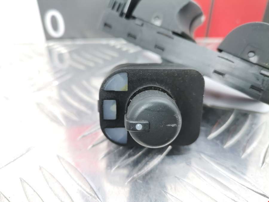 Блок управления стеклоподъемниками Audi A6 C6 (2004-2011) Универсал 2008г. | Фото № 2 Блок управления стеклоподъемниками Audi A6 C6 (2004-2011) Универсал 2008г. - Фото 2