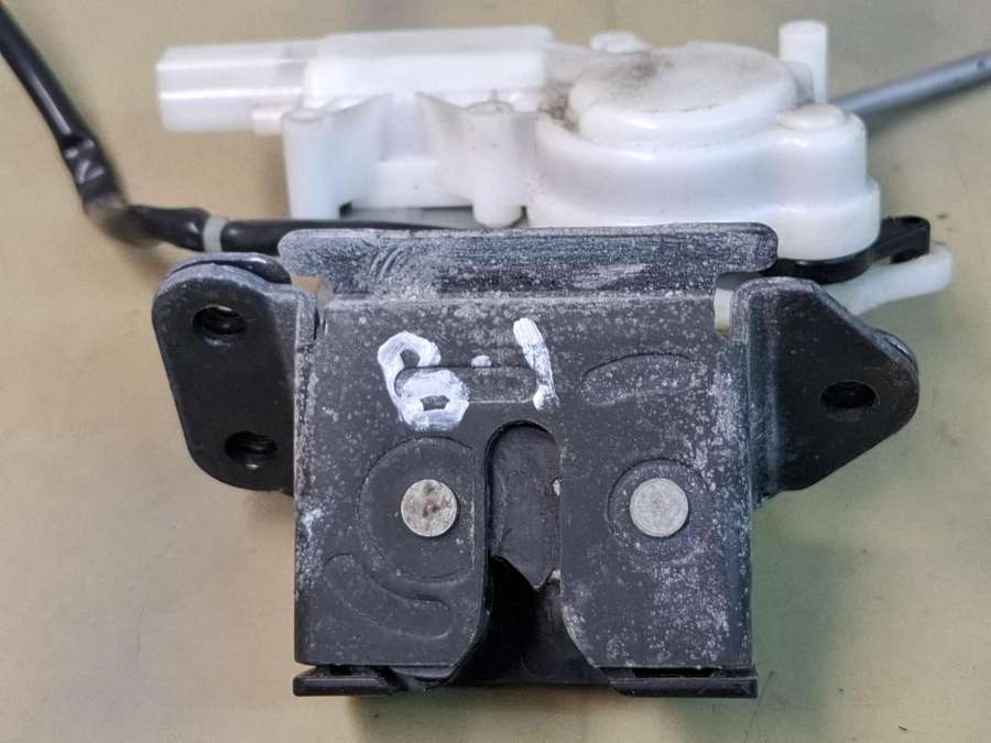 Замок багажника  Mazda CX-7 2008г. | Фото № 2   Замок багажника  Mazda CX-7 2008г. - Фото 2