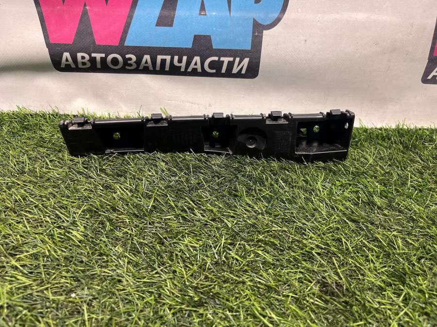 FR3B-16C066-AC Кронштейн крепления порога правый  Ford Mustang 2018г. | Фото № 1  FR3B-16C066-AC Кронштейн крепления порога правый  Ford Mustang 2018г. - Фото 1