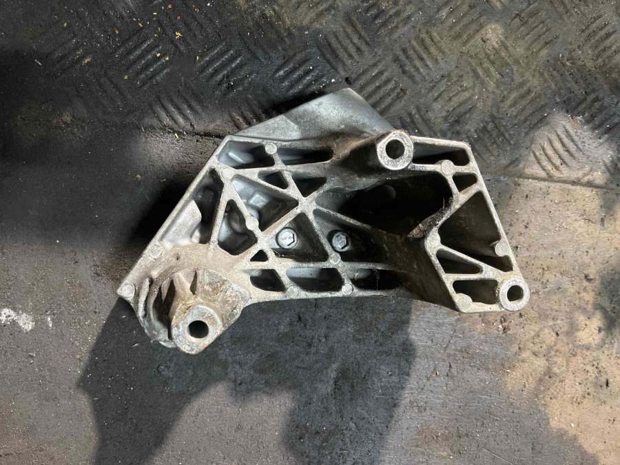 038199207H Кронштейн двигателя Volkswagen Golf 4(1997-2004) 2000г. | Фото № 3 038199207H Кронштейн двигателя Volkswagen Golf 4(1997-2004) 2000г. - Фото 3