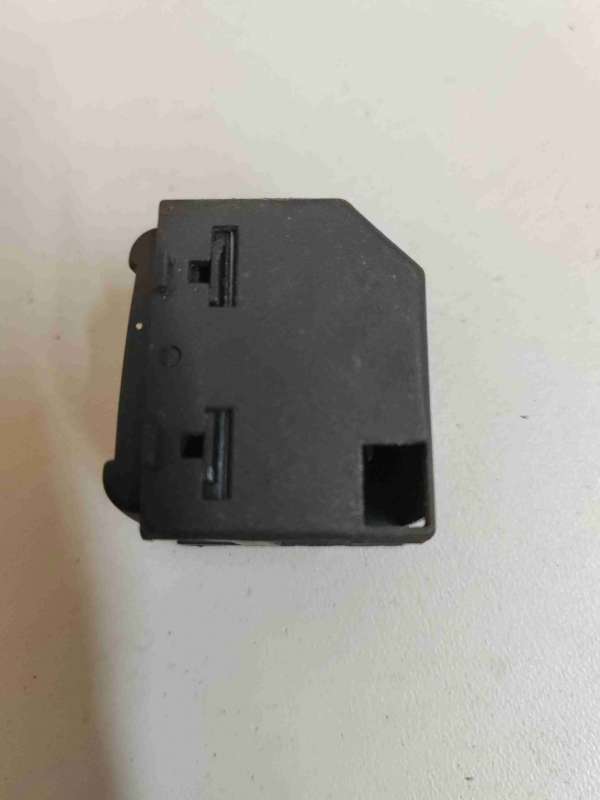 3B0959855B Кнопка управления стеклоподъемниками Volkswagen Passat B5(1997-2005) 1998г. | Фото № 2 3B0959855B Кнопка управления стеклоподъемниками Volkswagen Passat B5(1997-2005) 1998г. - Фото 2