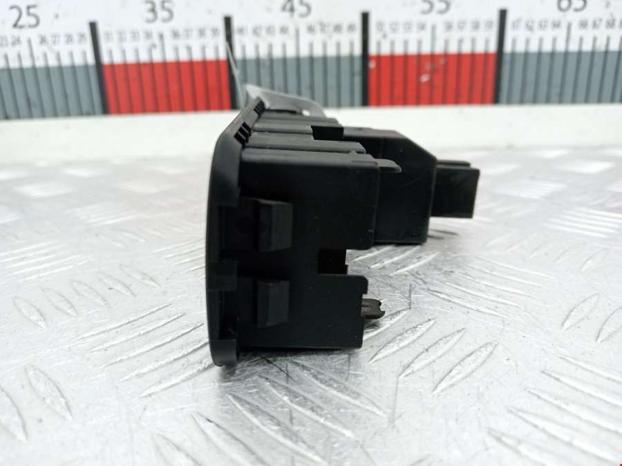 Кнопка корректора фар Mitsubishi Carisma (1995-2004) Хетчбэк 5дв. 1998г. | Фото № 4 Кнопка корректора фар Mitsubishi Carisma (1995-2004) Хетчбэк 5дв. 1998г. - Фото 4