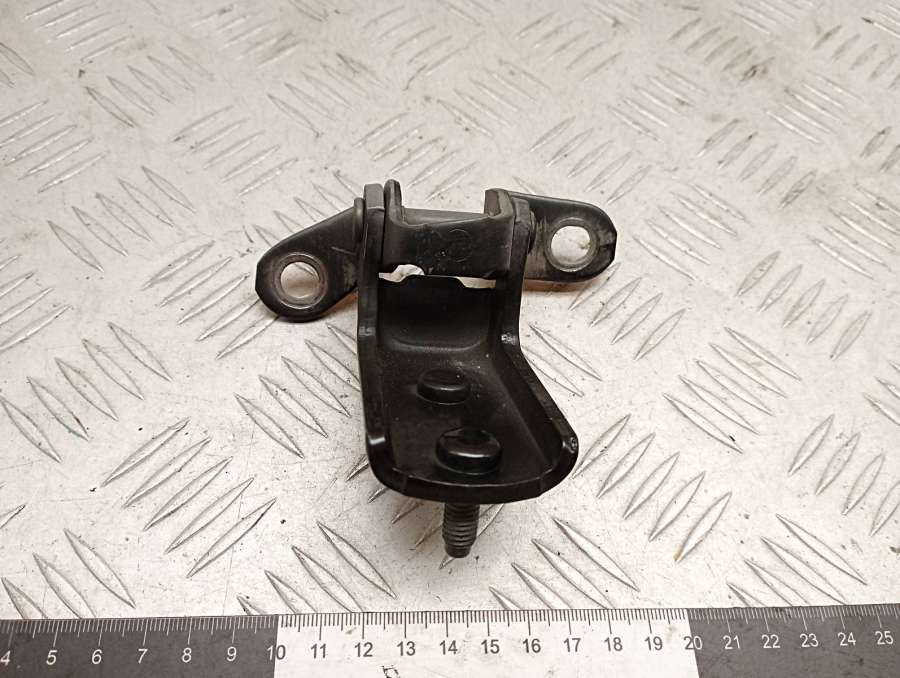 Петля двери задней правой Toyota RAV4 2 (XA20) внедорожник 2005г. | Фото № 1 Петля двери задней правой Toyota RAV4 2 (XA20) внедорожник 2005г. - Фото 1