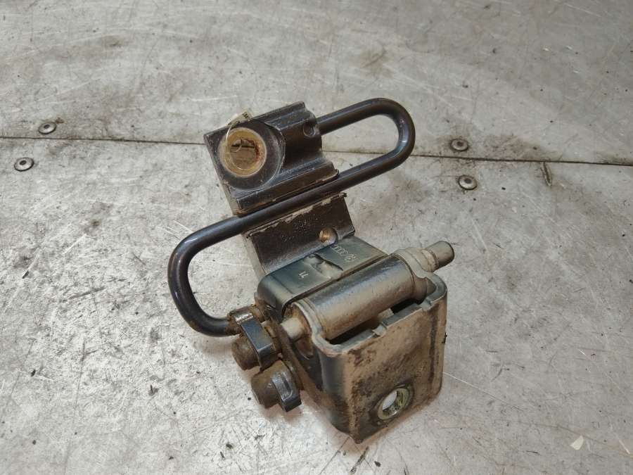 Петля двери задней левой Volkswagen Golf Универсал 2002г. | Фото № 1 Петля двери задней левой Volkswagen Golf Универсал 2002г. - Фото 1