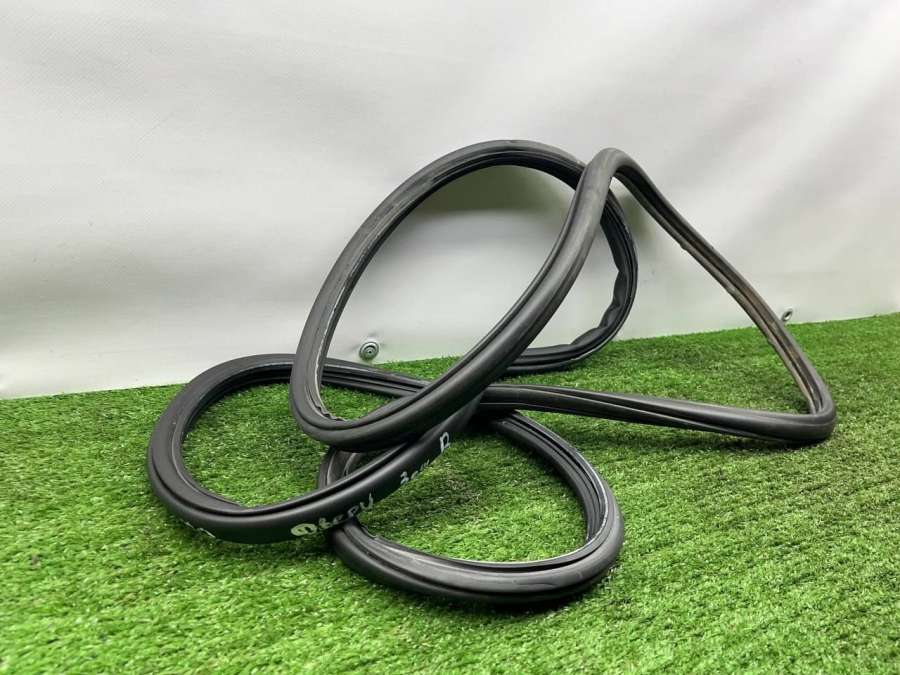 Уплотнитель двери задней правой  Volkswagen Touareg 1 2005г. | Фото № 4   Уплотнитель двери задней правой  Volkswagen Touareg 1 2005г. - Фото 4