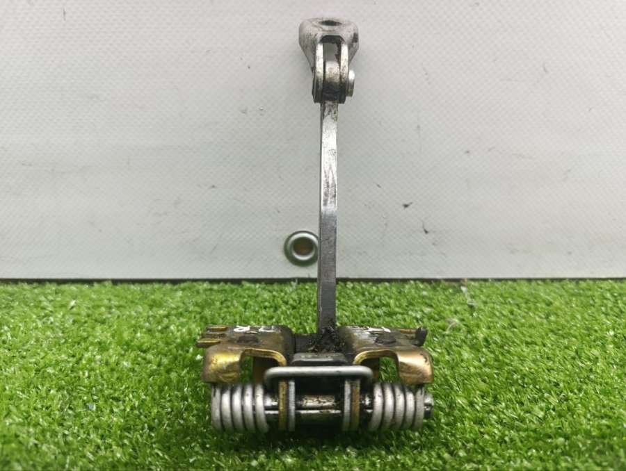 Ограничитель открывания двери передней Renault Laguna 2 2002г. | Фото № 2 Ограничитель открывания двери передней Renault Laguna 2 2002г. - Фото 2