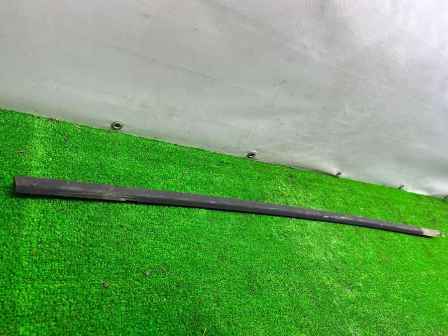 Молдинг стекла двери передней правой наружный  Volkswagen Caddy 3 2007г. | Фото № 3   Молдинг стекла двери передней правой наружный  Volkswagen Caddy 3 2007г. - Фото 3