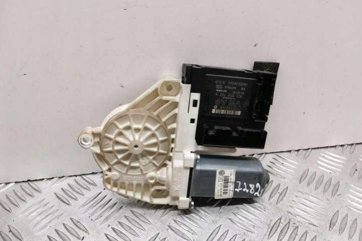 1K0959701AC Моторчик стеклоподъемника Volkswagen Passat B7 (2010-2015) 2010г. | Фото № 2 1K0959701AC Моторчик стеклоподъемника Volkswagen Passat B7 (2010-2015) 2010г. - Фото 2