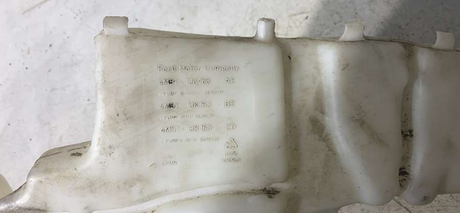 4M5113K163AE Бачок омывателя  Ford Focus 2 универсал 2005г. | Фото № 4  4M5113K163AE Бачок омывателя  Ford Focus 2 универсал 2005г. - Фото 4