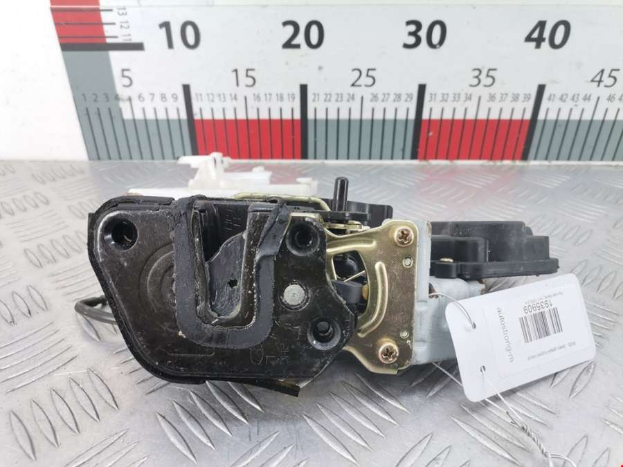 Замок двери задней левой Hyundai Santa Fe 1 (SM) (2000-2006) Внедорожник 5дв. 2004г. | Фото № 1 Замок двери задней левой Hyundai Santa Fe 1 (SM) (2000-2006) Внедорожник 5дв. 2004г. - Фото 1