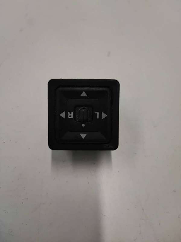 Джойстик регулировки зеркал Mitsubishi Space Wagon 2 1997г. | Фото № 1 Джойстик регулировки зеркал Mitsubishi Space Wagon 2 1997г. - Фото 1