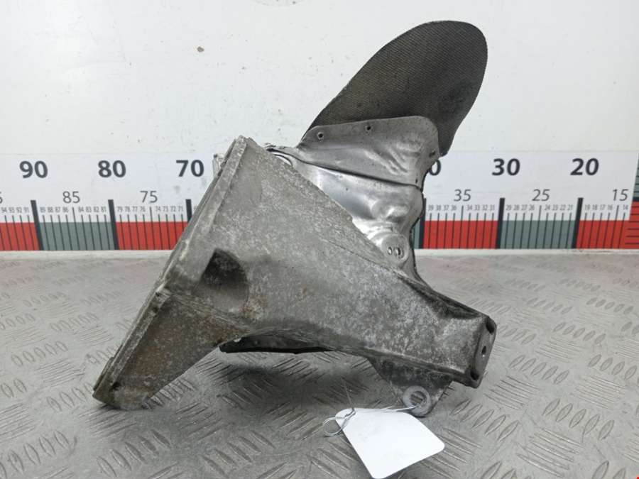 8D0199308AB Кронштейн (крепление лапа) двигателя Volkswagen Passat 5 GP (2000-2005) Универсал 2002г. | Фото № 4 8D0199308AB Кронштейн (крепление лапа) двигателя Volkswagen Passat 5 GP (2000-2005) Универсал 2002г. - Фото 4