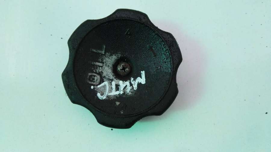 Пробка маслозаливной горловины двигателя  Mitsubishi Colt 3 1991г. | Фото № 1   Пробка маслозаливной горловины двигателя  Mitsubishi Colt 3 1991г. - Фото 1