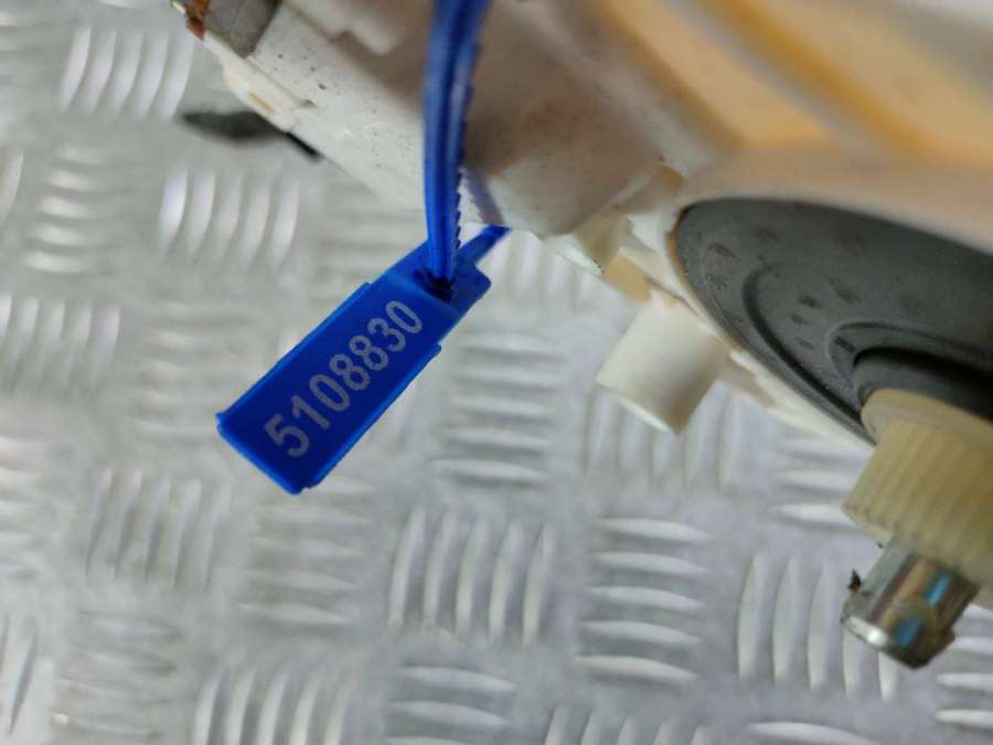 6762704603201398225157046032985159102 Моторчик стеклоподъемника передний правый  BMW 7 F01/F02 2014г. | Фото № 8  6762704603201398225157046032985159102 Моторчик стеклоподъемника передний правый  BMW 7 F01/F02 2014г. - Фото 8