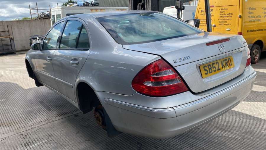 Решетка радиатора MERCEDES BENZ E-CLASS W211 2002г. | Фото № 3 Решетка радиатора MERCEDES BENZ E-CLASS W211 2002г. - Фото 3