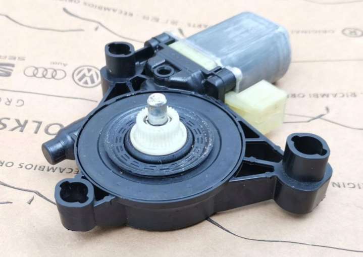 8W0959801 Моторчик стеклоподъемника Audi E-tron 1 поколение (2018-2024) 2018г. | Фото № 15 8W0959801 Моторчик стеклоподъемника Audi E-tron 1 поколение (2018-2024) 2018г. - Фото 15