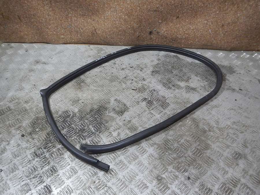 Уплотнитель проема двери задней левой Mitsubishi Lancer 0000г. | Фото № 1 Уплотнитель проема двери задней левой Mitsubishi Lancer 0000г. - Фото 1