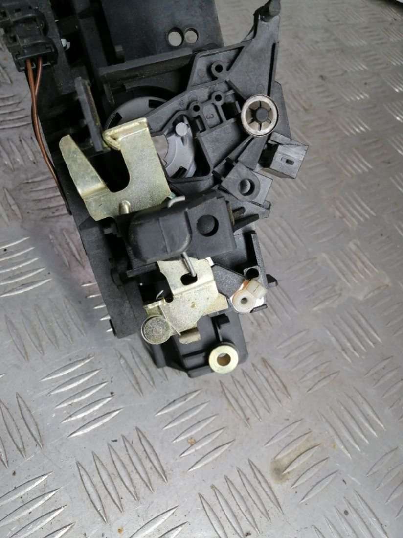 8D9827565C4B0827565H Замок крышки багажника Audi A6 C5 (S6,RS6) 2001г. | Фото № 8 8D9827565C4B0827565H Замок крышки багажника Audi A6 C5 (S6,RS6) 2001г. - Фото 8