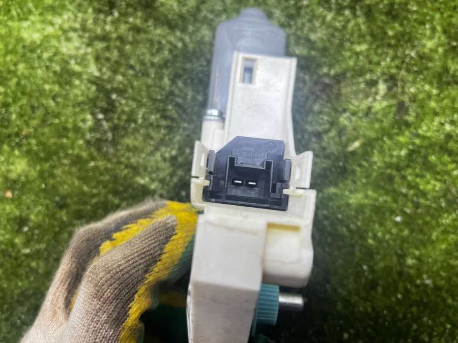 8K0959812A Моторчик стеклоподъемника задний правый Audi A4 B8 2011г. | Фото № 6 8K0959812A Моторчик стеклоподъемника задний правый Audi A4 B8 2011г. - Фото 6