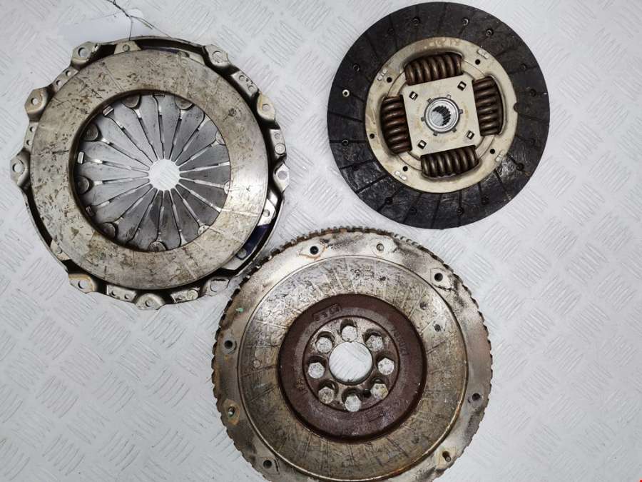 Маховик (демпфер сцепления) Peugeot 307 (2001-2008) Хетчбэк 5дв. 2004г. | Фото № 4 Маховик (демпфер сцепления) Peugeot 307 (2001-2008) Хетчбэк 5дв. 2004г. - Фото 4