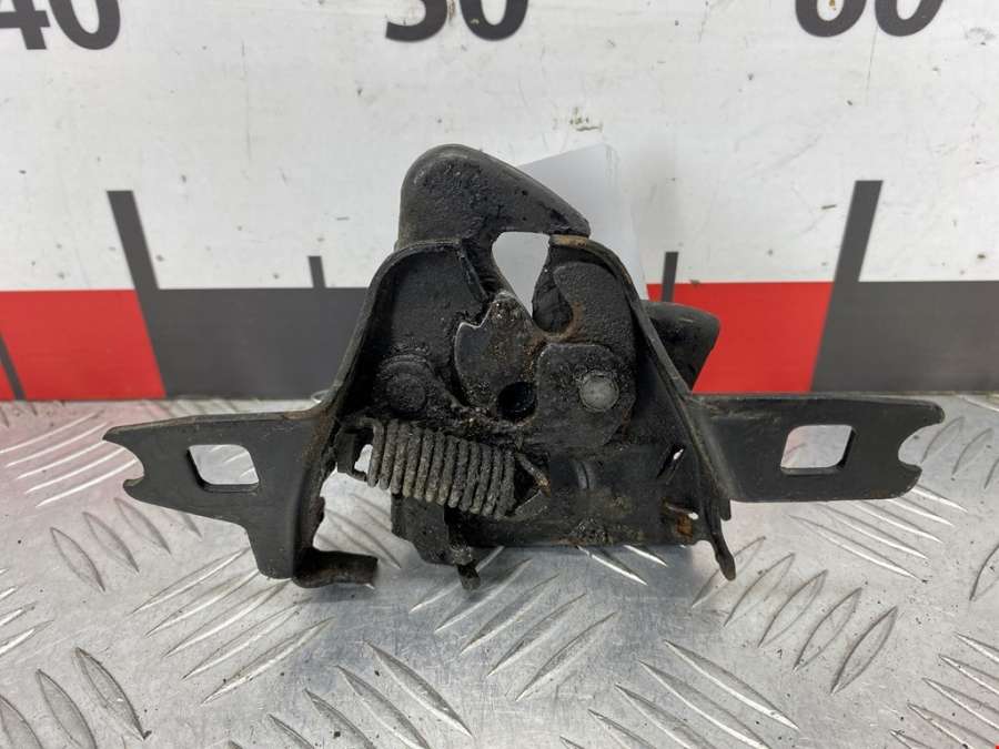 Замок капота Volkswagen Polo 3 (1994-2002) Хетчбэк 5дв. 1999г. | Фото № 1 Замок капота Volkswagen Polo 3 (1994-2002) Хетчбэк 5дв. 1999г. - Фото 1