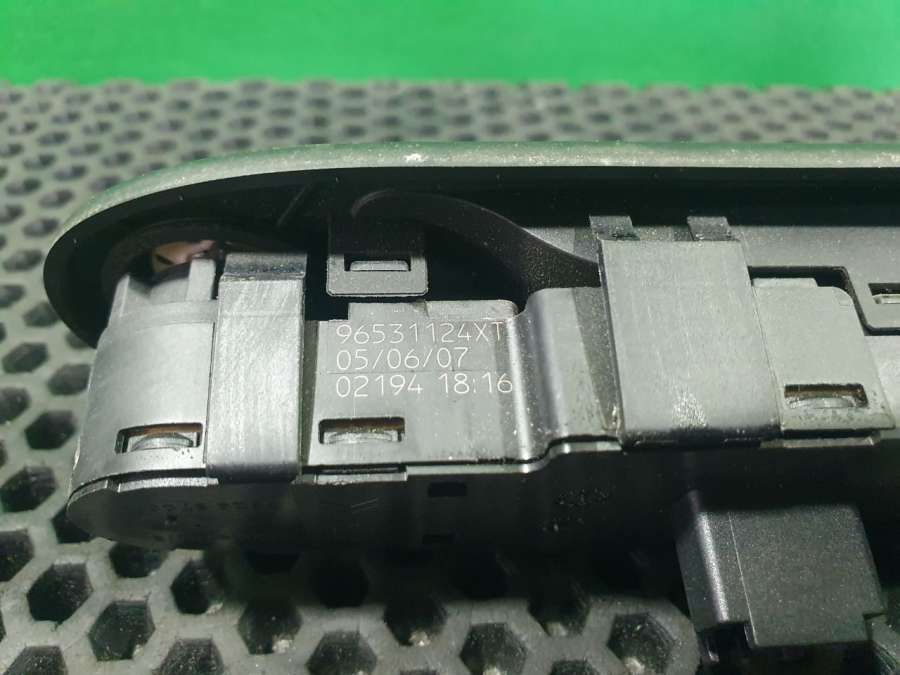 96531124XT Кнопка стеклоподъемника  Peugeot 307 Универсал 2007г. | Фото № 3  96531124XT Кнопка стеклоподъемника  Peugeot 307 Универсал 2007г. - Фото 3