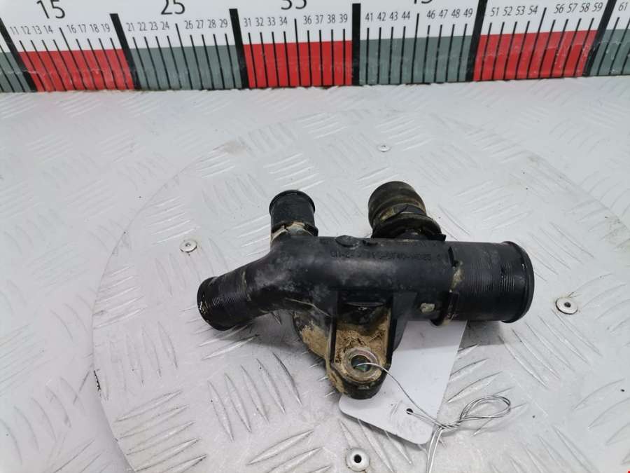 9619498980 Фланец (штуцер системы охлаждения тройник) Peugeot Partner 1 (1996-2008) Фургон 1996г. | Фото № 5 9619498980 Фланец (штуцер системы охлаждения тройник) Peugeot Partner 1 (1996-2008) Фургон 1996г. - Фото 5