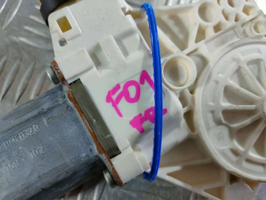 6762704603201398225157046032985159102 Моторчик стеклоподъемника передний правый  BMW 7 F01/F02 2014г. | Фото № 5  6762704603201398225157046032985159102 Моторчик стеклоподъемника передний правый  BMW 7 F01/F02 2014г. - Фото 5