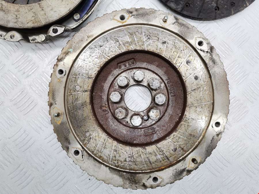 Маховик (демпфер сцепления) Peugeot 307 (2001-2008) Хетчбэк 5дв. 2004г. | Фото № 5 Маховик (демпфер сцепления) Peugeot 307 (2001-2008) Хетчбэк 5дв. 2004г. - Фото 5