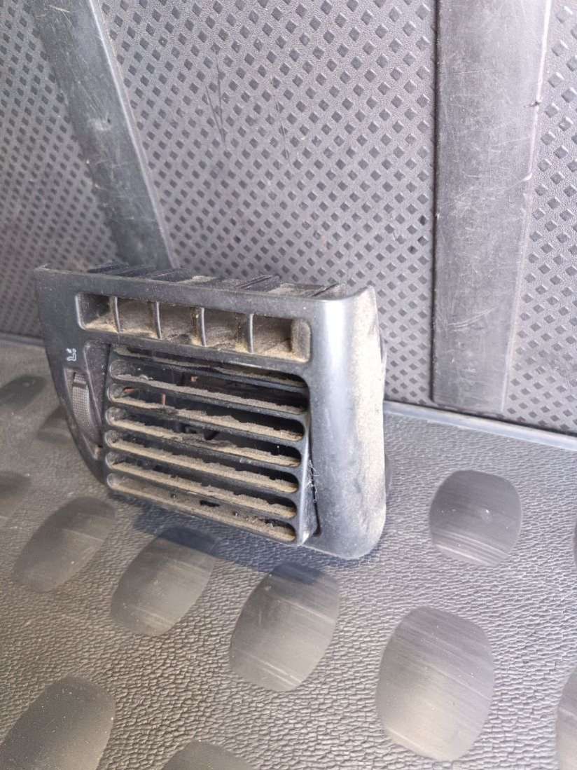 Дефлектор обдува салона Volkswagen Passat B4 1995г. | Фото № 3 Дефлектор обдува салона Volkswagen Passat B4 1995г. - Фото 3