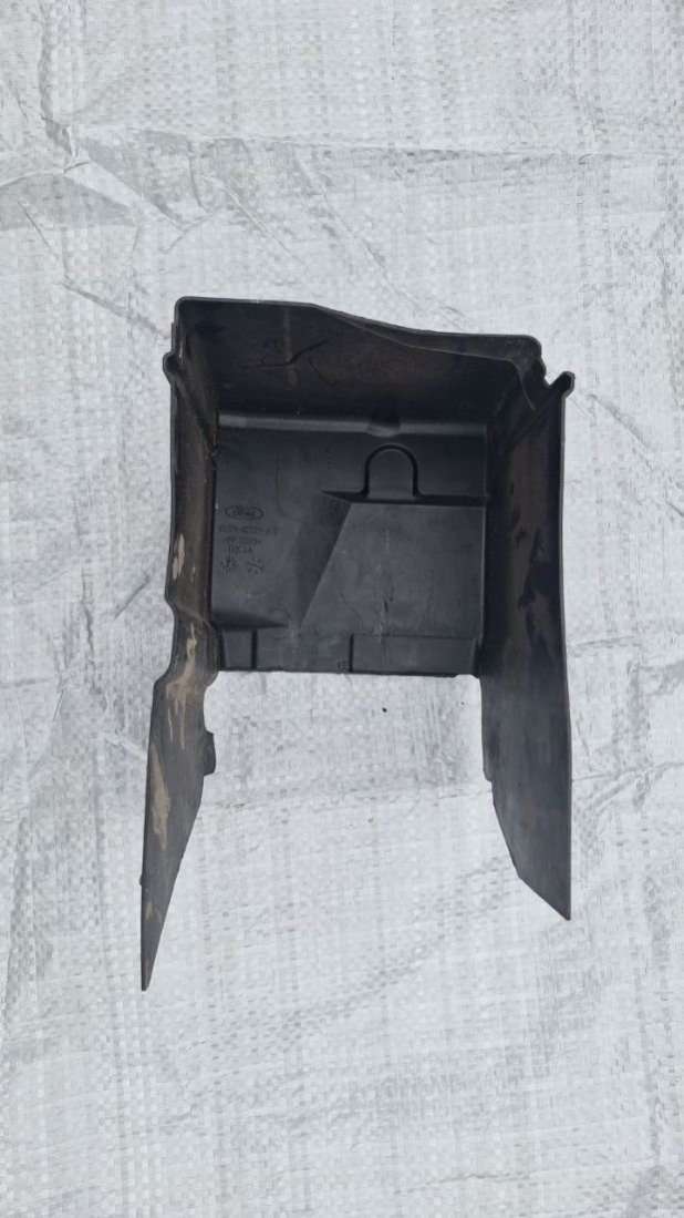 6G91-10757AF Крышка аккумулятора Ford Mondeo 4 restailing 2011г. | Фото № 1 6G91-10757AF Крышка аккумулятора Ford Mondeo 4 restailing 2011г. - Фото 1