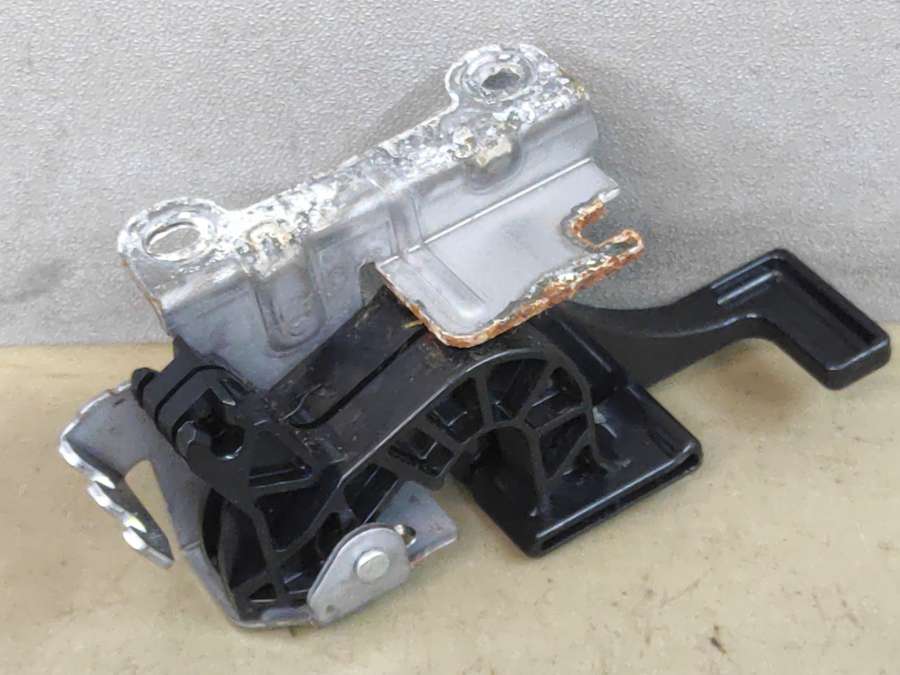 Ручка открытия лючка топливного бака  Subaru Impreza седан 2019г. | Фото № 5   Ручка открытия лючка топливного бака  Subaru Impreza седан 2019г. - Фото 5