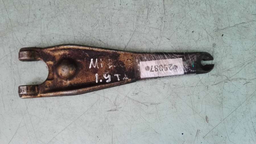 KB26G178 Вилка сцепления  Mitsubishi Carisma  1997г. | Фото № 1  KB26G178 Вилка сцепления  Mitsubishi Carisma  1997г. - Фото 1