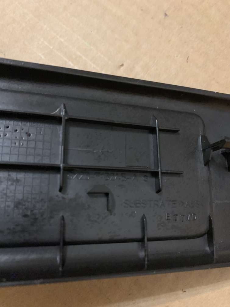 8X23-F13245-AC2Z3234LEG Накладка внутренняя на порог задняя левая  Jaguar XF X250 2010г. | Фото № 4  8X23-F13245-AC2Z3234LEG Накладка внутренняя на порог задняя левая  Jaguar XF X250 2010г. - Фото 4