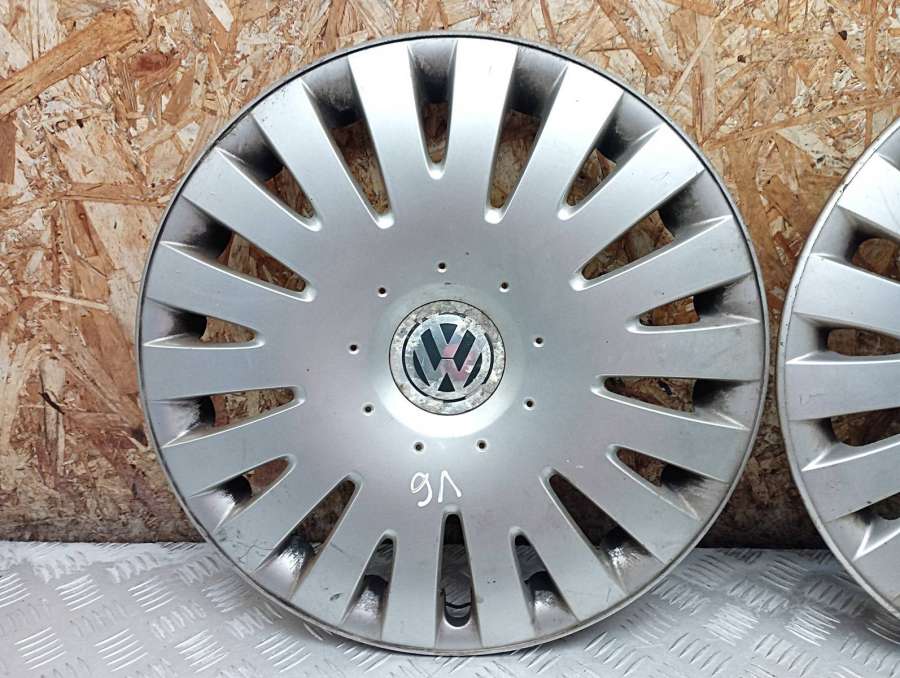 3C0601147B Колпак колесный  Volkswagen Passat B6 универсал 2007г. | Фото № 2  3C0601147B Колпак колесный  Volkswagen Passat B6 универсал 2007г. - Фото 2