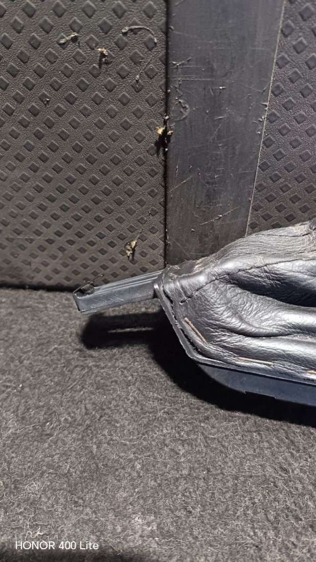 Чехол рычага ручного тормоза (ручника) Audi A6 C4 (S6,RS6) 1996г. | Фото № 4 Чехол рычага ручного тормоза (ручника) Audi A6 C4 (S6,RS6) 1996г. - Фото 4