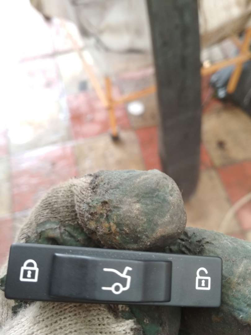 61318379766 8379766 Кнопка открытия багажника BMW 7 E65/E66 2006г. | Фото № 1 61318379766 8379766 Кнопка открытия багажника BMW 7 E65/E66 2006г. - Фото 1