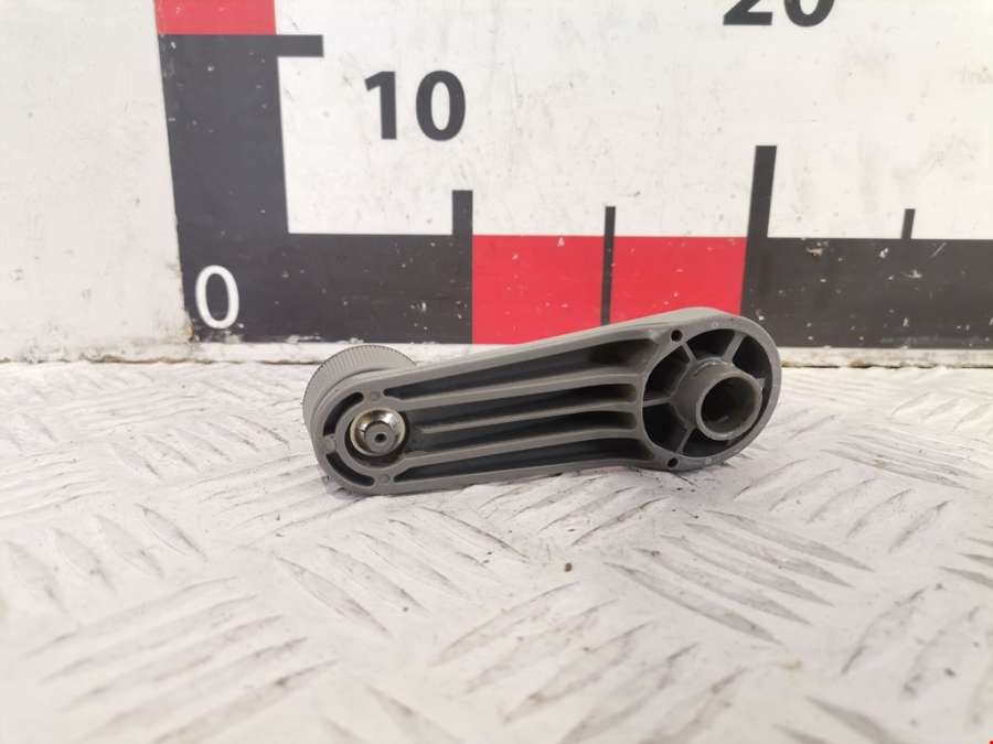 Ручка стеклоподъемника Mazda 2 DY (2003-2007) Хетчбэк 5дв. 2003г. | Фото № 3 Ручка стеклоподъемника Mazda 2 DY (2003-2007) Хетчбэк 5дв. 2003г. - Фото 3