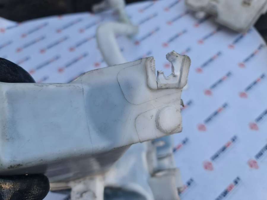 bj3217b613be Бачок омывателя Land Rover Range Rover 4 2016г. | Фото № 2 bj3217b613be Бачок омывателя Land Rover Range Rover 4 2016г. - Фото 2