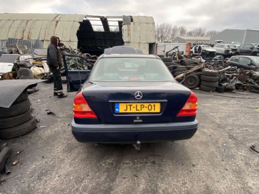 Накладка декоративная (молдинг) стекла двери передней левой Mercedes C-Class (W202) (1993-2001) Седан 1994г. | Фото № 8 Накладка декоративная (молдинг) стекла двери передней левой Mercedes C-Class (W202) (1993-2001) Седан 1994г. - Фото 8