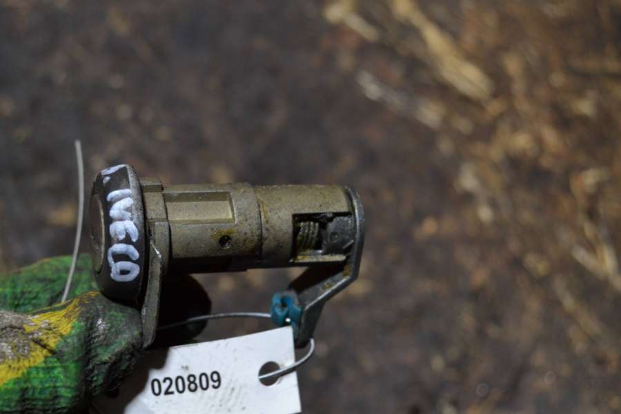 14525 Личинка дверного замка задней правой  IVECO Daily 2011г. | Фото № 2  14525 Личинка дверного замка задней правой  IVECO Daily 2011г. - Фото 2