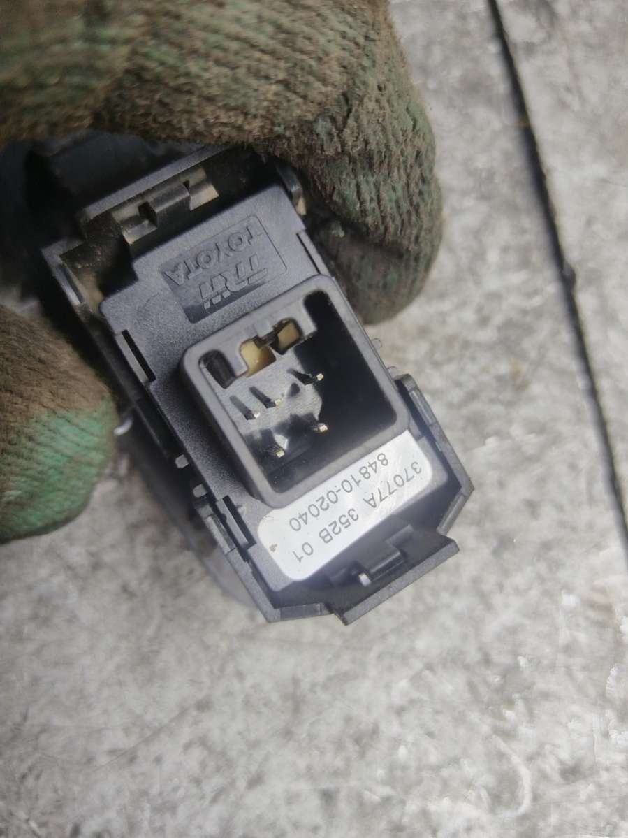 Кнопка стеклоподъемника заднего правого Toyota Corolla Хэтчбэк 5 дв. 2002г. | Фото № 3 Кнопка стеклоподъемника заднего правого Toyota Corolla Хэтчбэк 5 дв. 2002г. - Фото 3