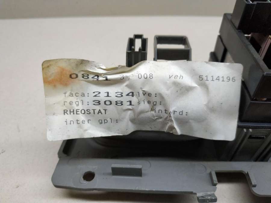 Кнопка регулировки света  Renault Scenic  минивэн 2000г. | Фото № 4   Кнопка регулировки света  Renault Scenic  минивэн 2000г. - Фото 4